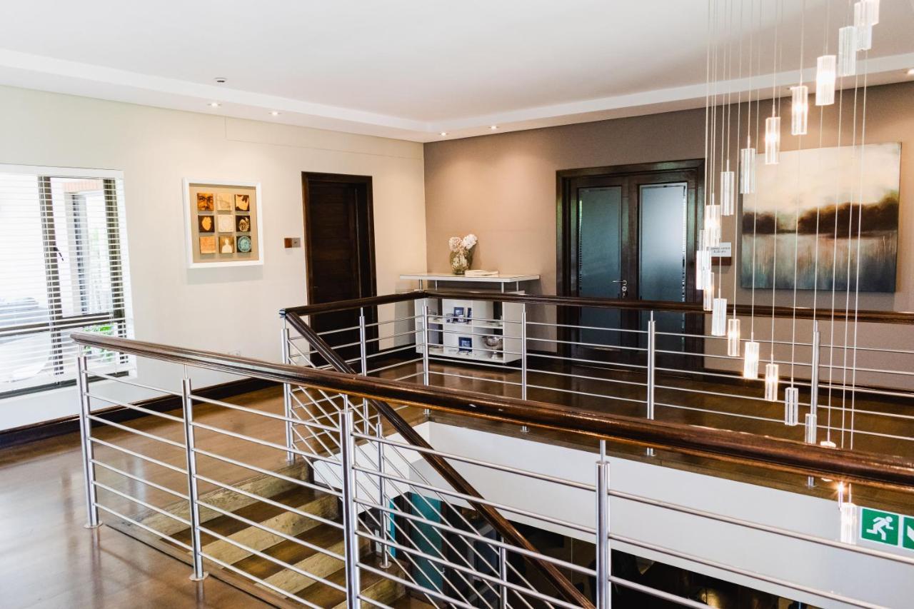 Tredenham Boutique Hotel 布隆方丹 外观 照片 Stainless steel handrail