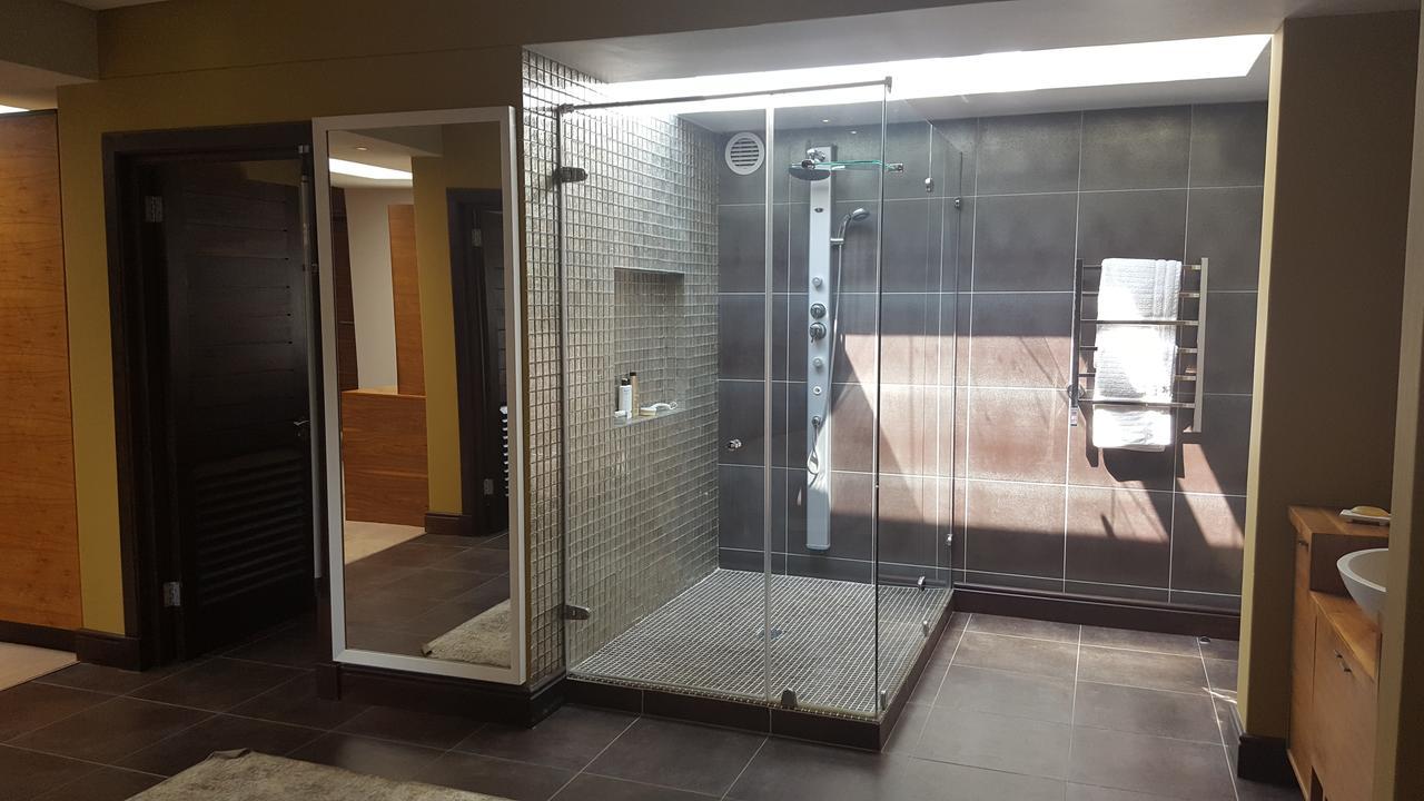 Tredenham Boutique Hotel 布隆方丹 外观 照片 A shower with a fixed shower head